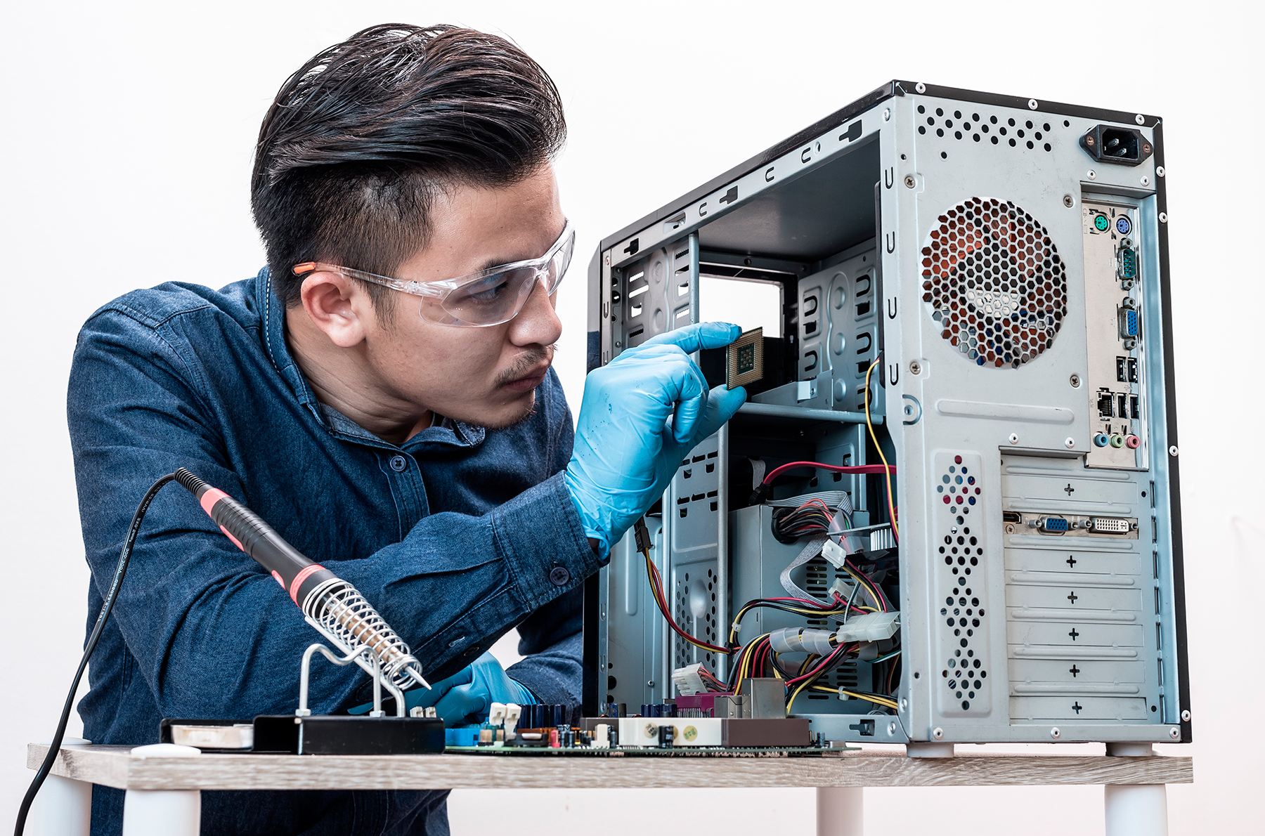 Técnico de JALsistemas reparando una PC / notebook en el taller